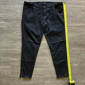 KanCan Black Cropped Ankle Pants